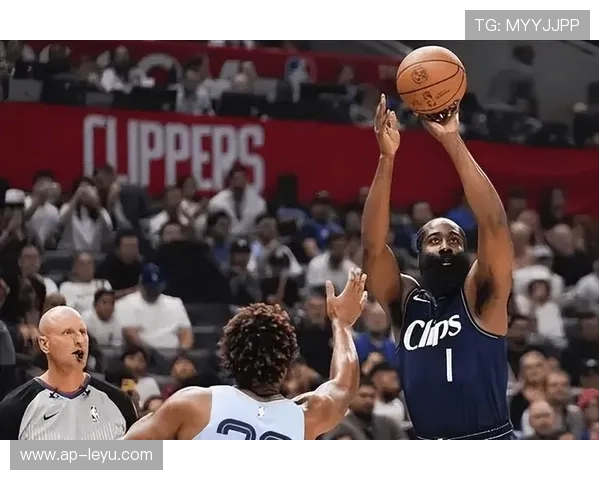 伦纳德弧顶三分稳稳入网,快船在加时中笑到最后 伦纳德弧顶三分稳稳入网,快船在加时中笑到最后